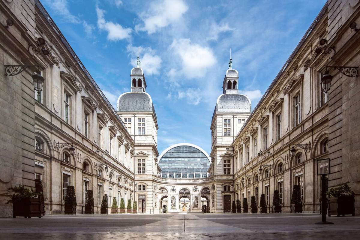 La cour de l'Hôtel de Ville de Lyon © Yanis Ourabah