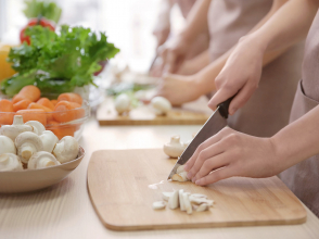 Cooking lesson © AfricaStudio / Shutterstock 615897914